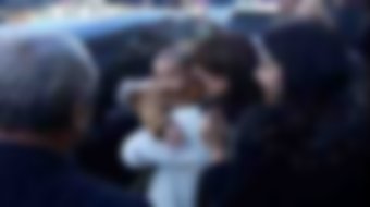 Aracında unuttuğu bebeği görünce sarılıp öptü